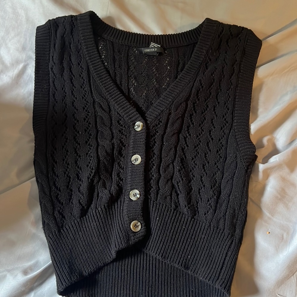 Black cropped sweater vest